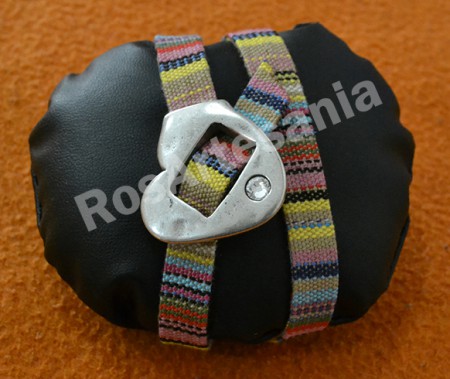 Pulsera etnica con cierre corazon